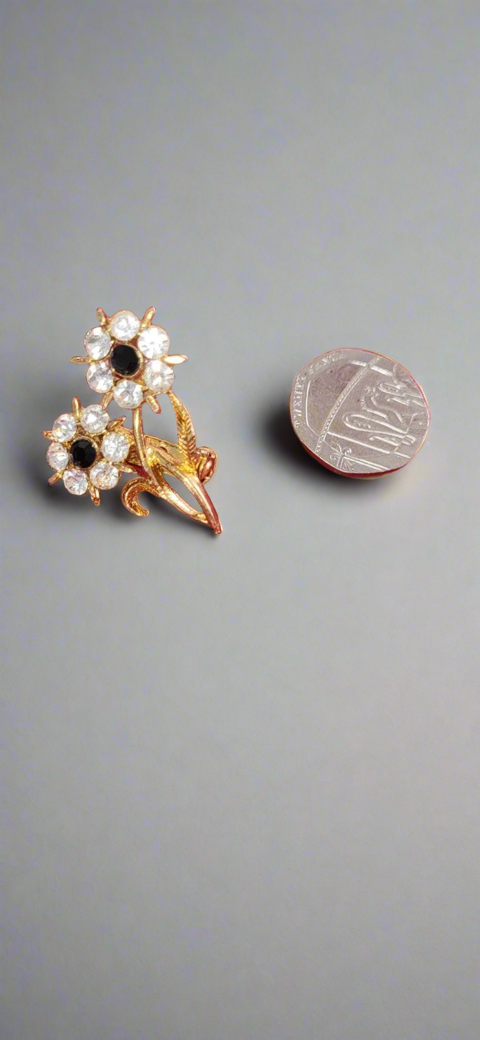 Beautiful vintage floral brooch