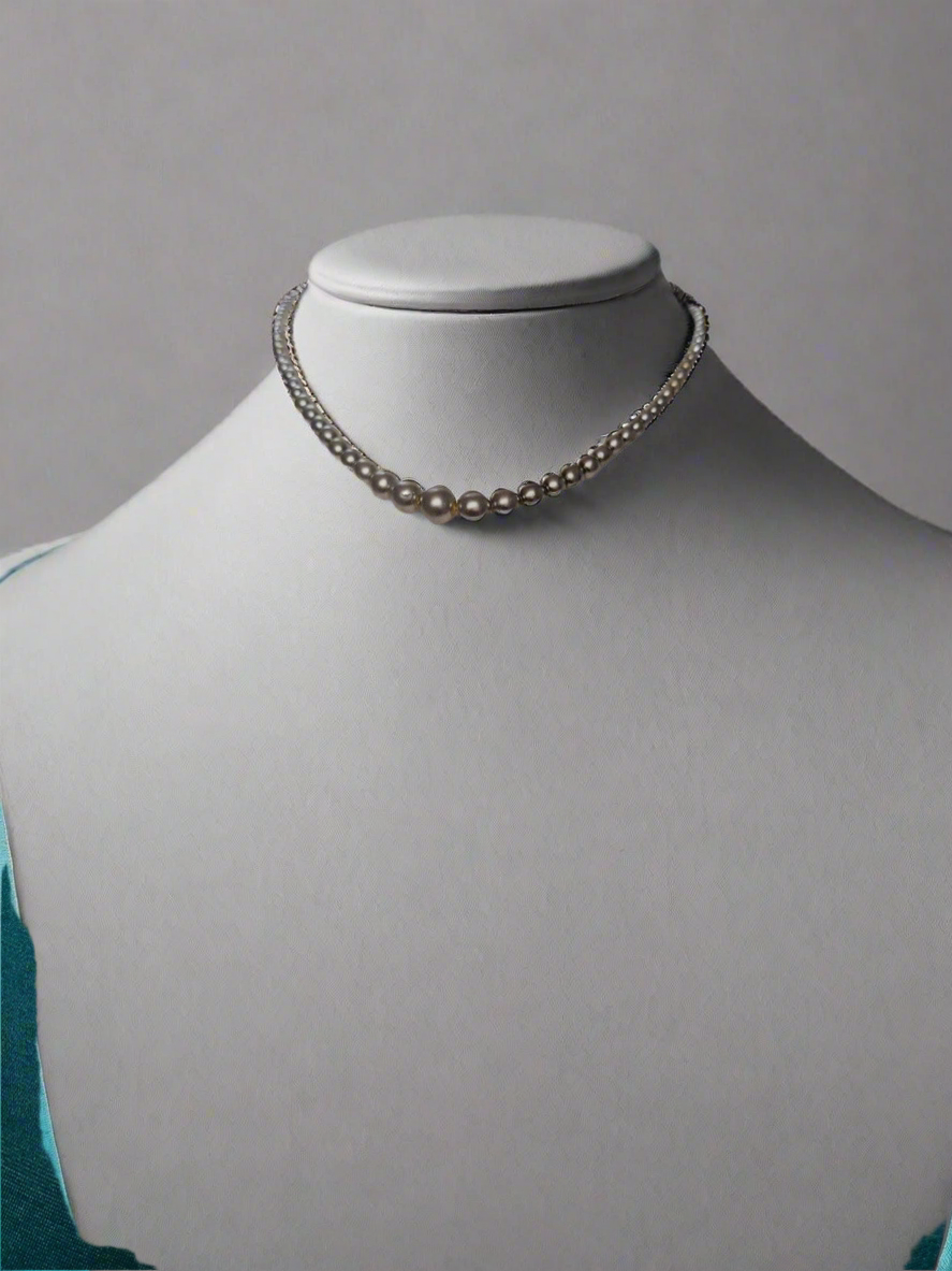 String of grey pearls (Costume)