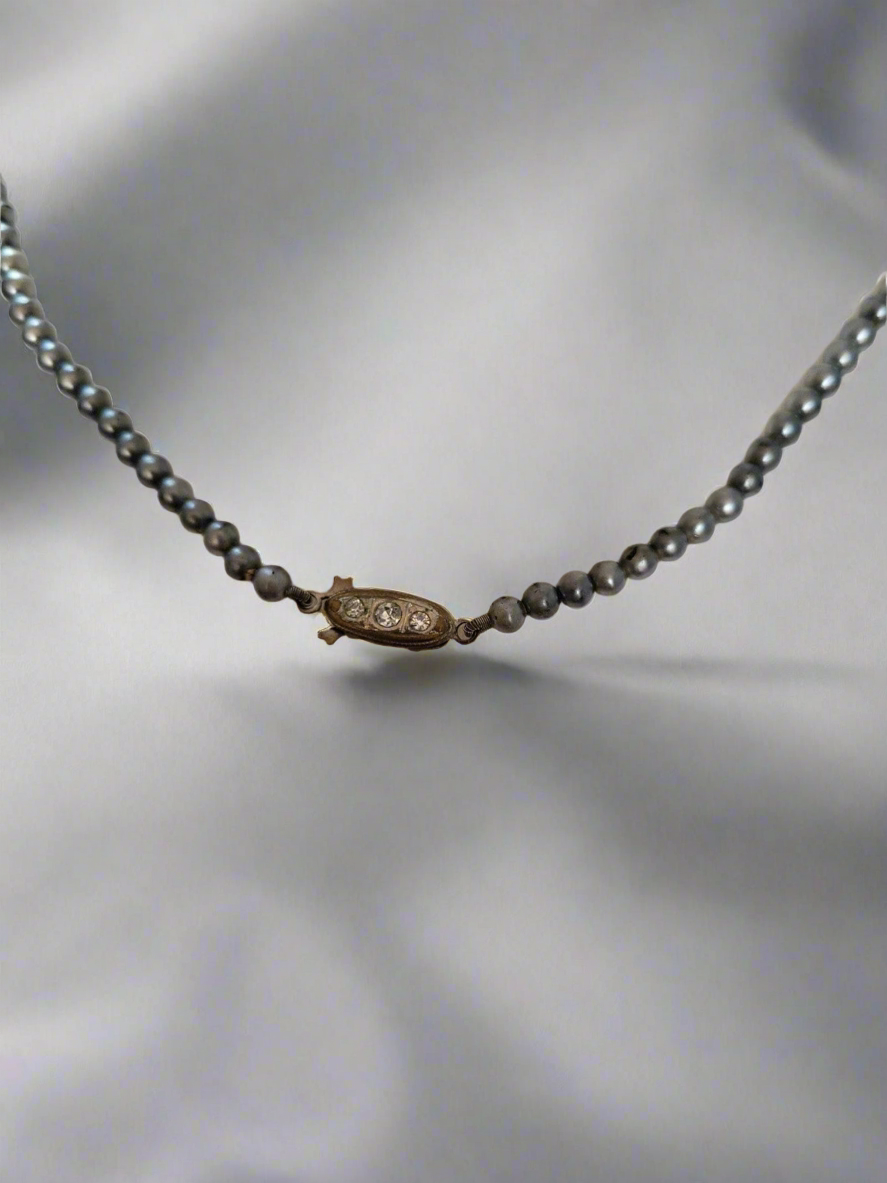 String of grey pearls (Costume)