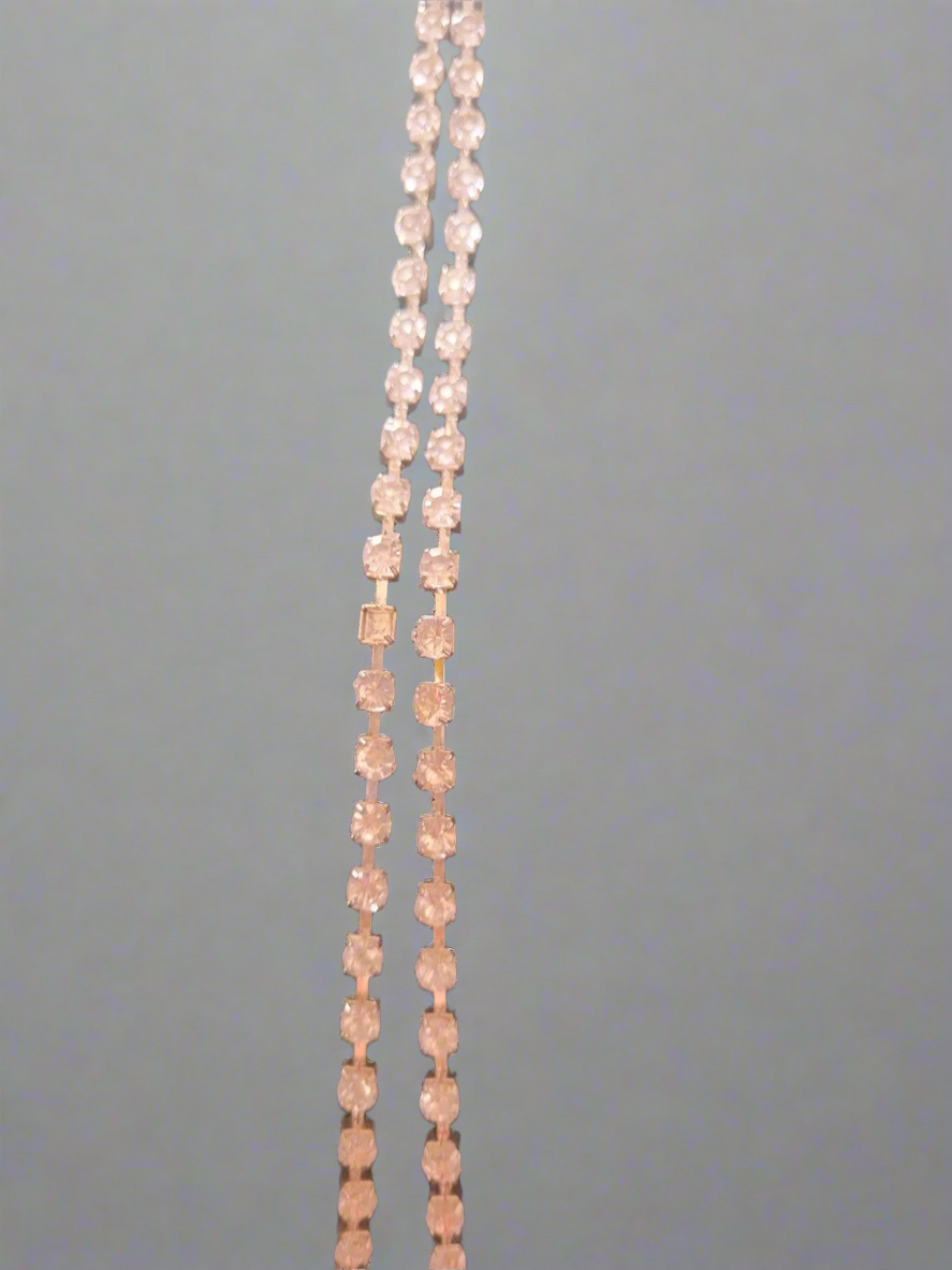 Long shimmering necklace