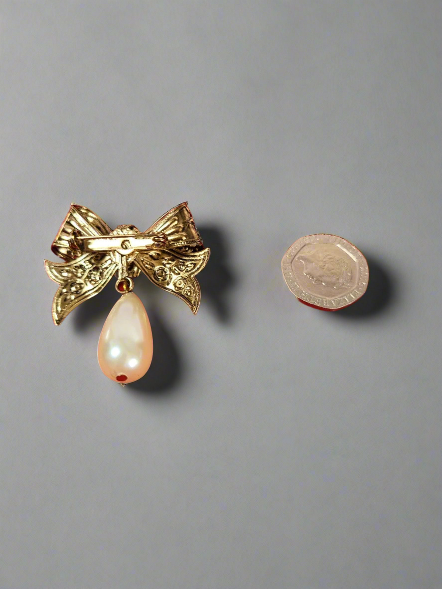 Bow with pearl brooch
