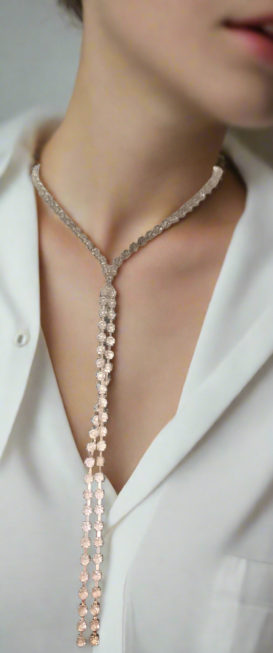 Long shimmering necklace