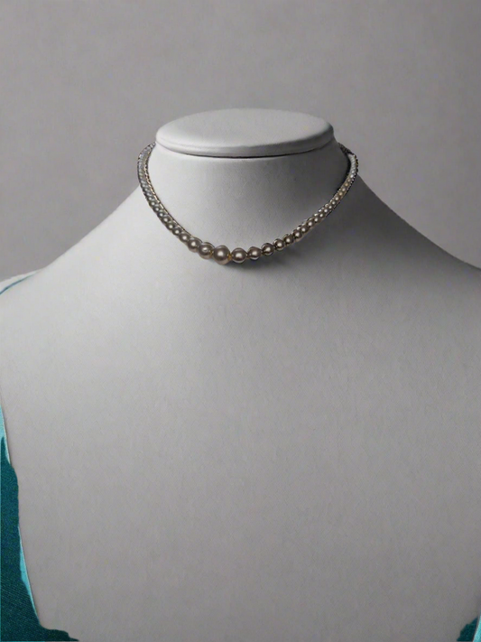 String of grey pearls (Costume)