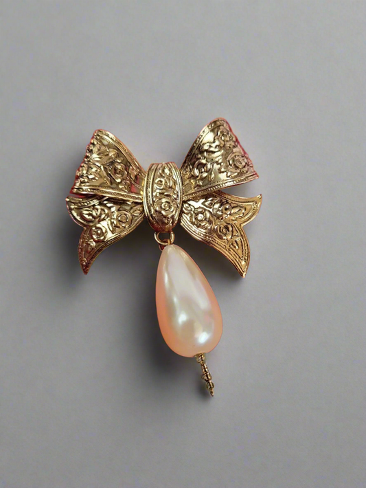 Bow with pearl brooch