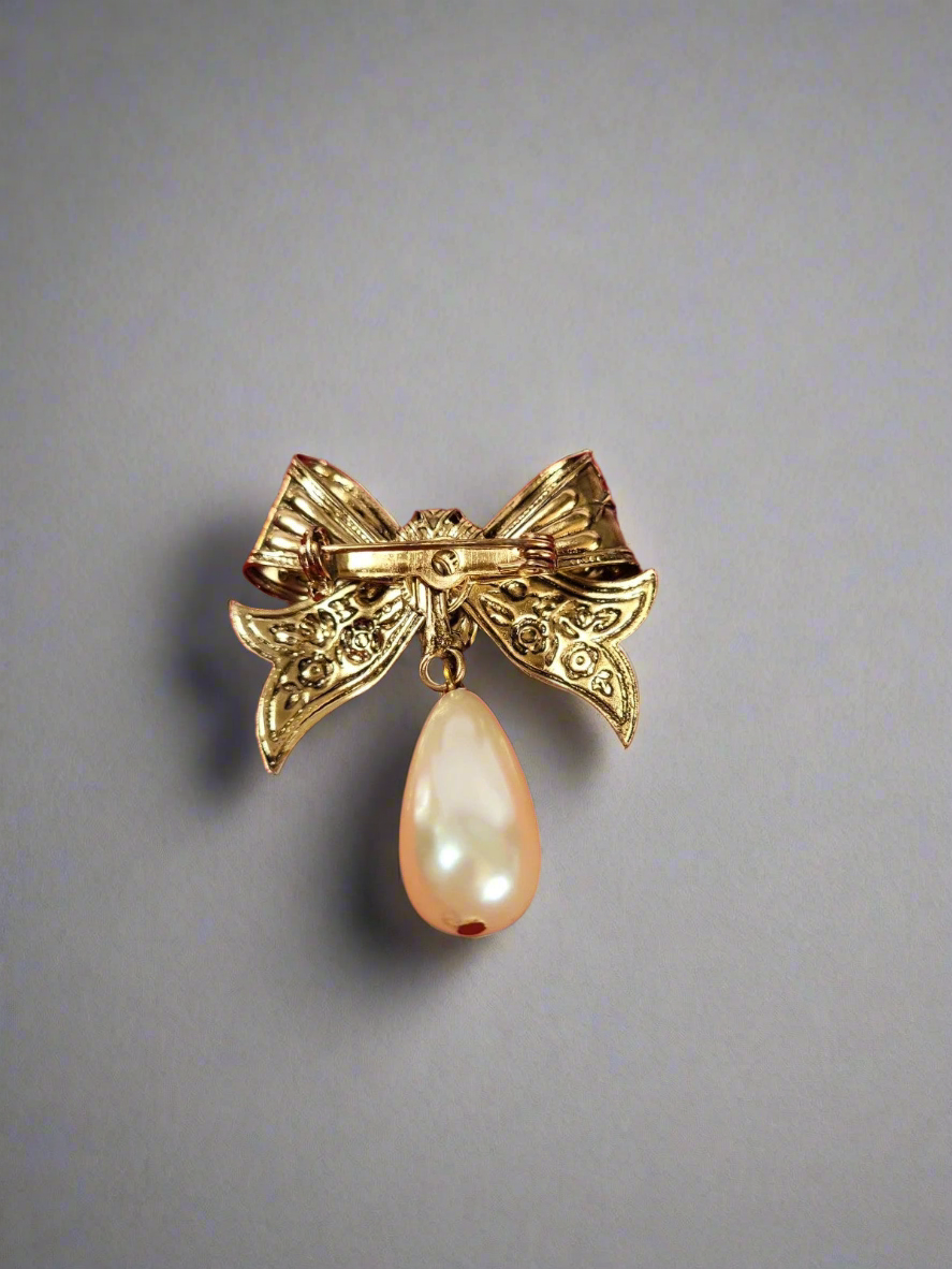 Bow with pearl brooch